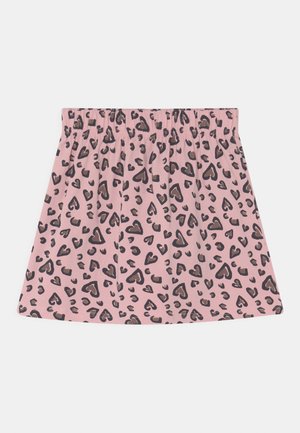 Rosa Rock mit elastischem Bund und einem Muster aus schwarzen und braunen Leopardenflecken auf hellem Hintergrund.