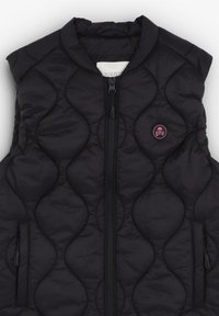 Chaleco acolchado negro con un diseño de ondas acolchadas, cremallera frontal completa y un pequeño logo de calavera rosa en el pecho. Presenta bolsillos laterales con cremallera.