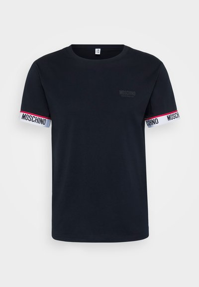 T-shirt de algodão preto com decote redondo, apresentando punhos listrados em branco e vermelho e um discreto logótipo da Moschino no peito.