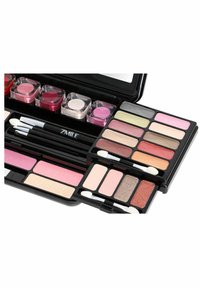 Meikkipaletti, jossa on sekoitus huulivärejä läpinäkyvissä astioissa, erilaisia silmämeikkisävyjä vaaleanpunaisista ja neutraaleista sävyistä sekä kaksipäisiä aplikaattoreita.