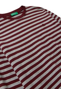 Burgundowa i jasnoszara poziomo paskowana koszula z długim rękawem, okrągłym dekoltem i małym haftowanym logo na piersi.