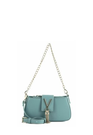 Petit sac à main en cuir bleu clair avec une bandoulière chaîne en or, une fermeture en forme de V dorée et une bandoulière d'épaule amovible assortie.