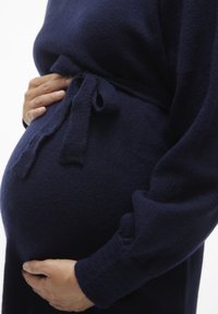 MAMALICIOUS UMSTANDS MLNEWANNE - Abito in maglia - navy blazer
