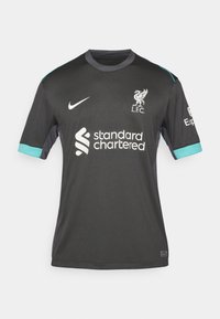 Mustapaita, jossa on lyhyet hihat ja teal-väriset yksityiskohdat hihoissa, jossa on Liverpool FC:n logo ja "standard chartered" -brändäys, valmistettu teksturoidusta kankaasta.