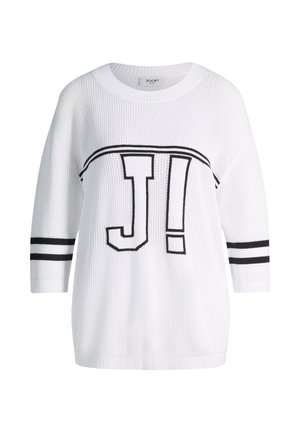 Weißer Strickpullover mit schwarzen "J!" Buchstaben auf der Vorderseite, schwarzen Streifen an den Ärmeln und einem runden Ausschnitt.