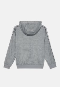 Sweatshirt cinza com um tecido texturizado, apresentando um capuz com cordão e riscas laterais contrastantes com texto impresso nas mangas.