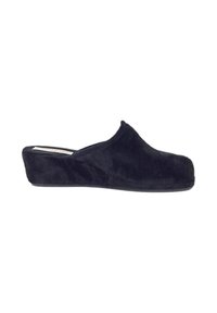 Zoccolo in suede nero con punta chiusa e design senza schienale. Suola spessa per il massimo comfort e una texture liscia. Silhouette semplice e bassa.