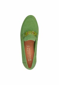 Groene suède instapschoen met een ronde neus, voorzien van een gouden kettingaccent en logo aan de zijkant, een gestructureerde bovenkant en een gladde binnenzool.