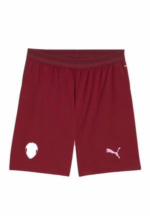 Bordowe szorty sportowe z elastycznym pasem, z białym logo Puma na prawej nodze i białym emblematem w kształcie tarczy na lewej nodze.