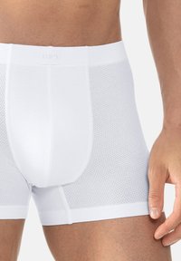 Valkoiset boxershortsit, joissa on hengittävä verkkokangas, joustava vyötärönauha ja virtaviivainen istuvuus, sopivat päivittäiseen käyttöön.