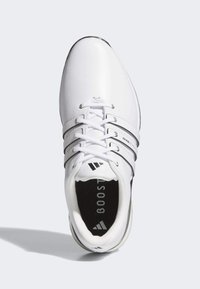 Bílé sportovní boty s hladkým koženým svrškem, třemi černými pruhy, kulatou špičkou a značkou "BOOST" na stélce.