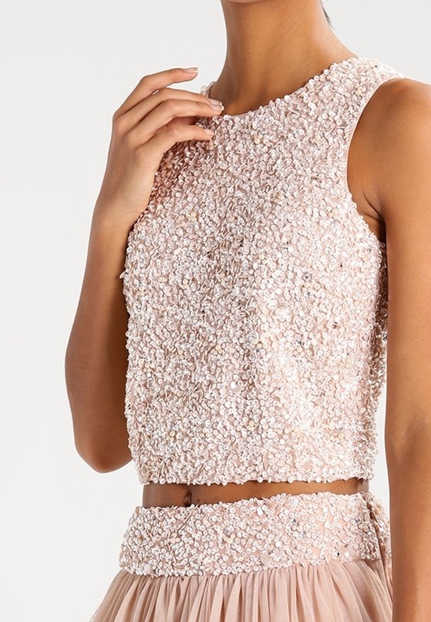 Beadbesetztes, kurzes Top in zartem Rosa, mit rundem Ausschnitt, ärmellosem Design und verziertem Textur mit Pailletten und einem passenden Bund.