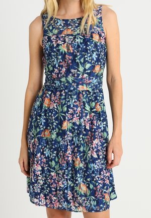 Robe fleurie avec un corsage ajusté et une légère évasement. Base bleu foncé avec des motifs floraux multicolores, design sans manches et ceinture à la taille.