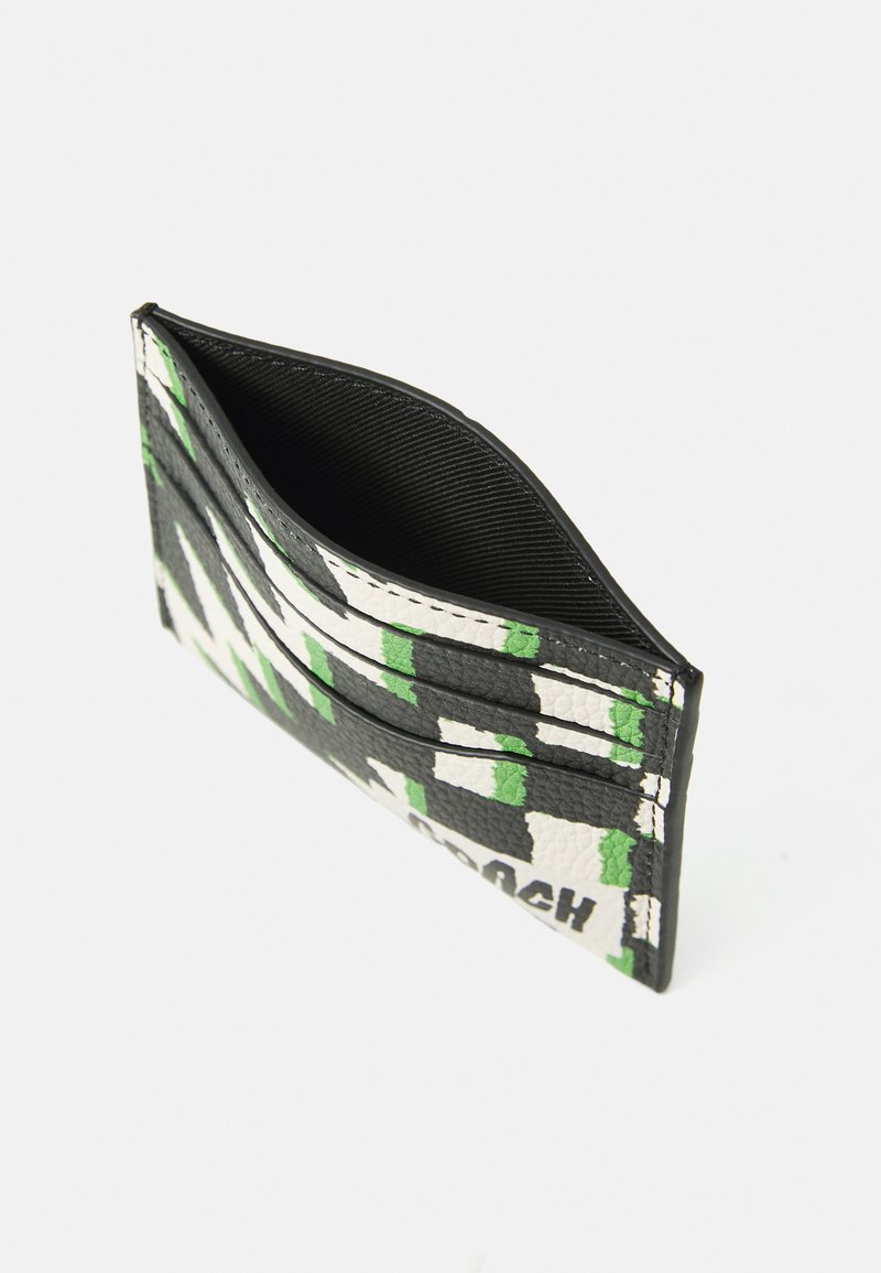 Tarjetero en blanco y negro con acentos verdes, que presenta cuero texturizado, múltiples ranuras para tarjetas y un patrón abstracto contemporáneo.