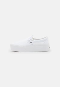 Witte instapsneakers van canvas, met een zachte textuur, ronde neus, lage profiel en rubberen zool met een gestructureerd patroon.