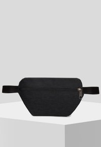 Černá látková ledvinka s texturovaným povrchem, vybavená kapsou na zip a nastavitelným popruhem na jedné straně.