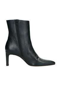 Bottines en cuir noir avec un bout pointu, une fermeture éclair sur le côté et un petit talon haut. Texture lisse et détails de design minimalistes.