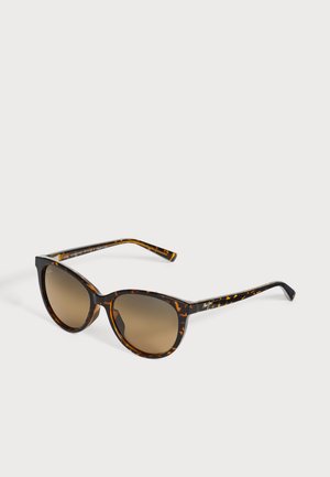 Lunettes de soleil écaille de tortue avec des verres bruns rectangulaires aux bords arrondis, présentées de biais sur un fond clair uni.