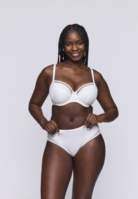 Biały zestaw bielizny składający się ze usztywnianego biustonosza z koronkowymi akcentami oraz majtek z wysokim stanem o prążkowanej fakturze.