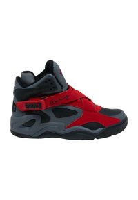 Adidași înalți din suede roșu și material sintetic gri. Se caracterizează printr-o curea Velcro, accente din plasă și un design perforat pentru respirabilitate.