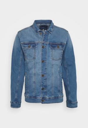 Veste en denim avec un dégradé de bleu clair à foncé, col classique, fermeture à bouton, deux poches poitrine et détails de couture.