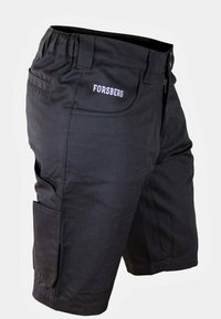 Schwarze Shorts aus strapazierfähigem Material, mit Reißverschluss, elastischem Bund, Seitentaschen und gesticktem "FORSBERG"-Logo.