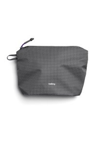 Schwarzer Reißverschlussbeutel mit geometrischem Rastermuster, gefertigt aus strapazierfähigem Material, mit lila Zuglasche und dezentem Bellroy-Logo.