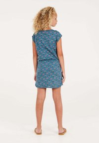 Kurzärmeliges, türkisfarbenes Kleid mit floralem Muster. Es hat einen runden Ausschnitt und eine taillierte Passform. Glatte Textur, knielange Länge.