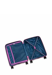 Valigia con ruote di colore blu navy con dettagli rosa, caratterizzata da un ampio interno, cinghie incrociate e una tasca con zip per un'organizzazione ottimale.