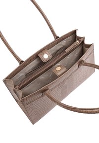 Bruine neplederen handtas met een gestructureerd, krokodillenpatroon. Bevat twee compartimenten, een binnenzak met rits en zilverkleurige hardware.