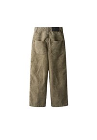 Pantalon large en velours côtelé vert olive avec deux poches plaquées au dos et des passants de ceinture, vu de dos.