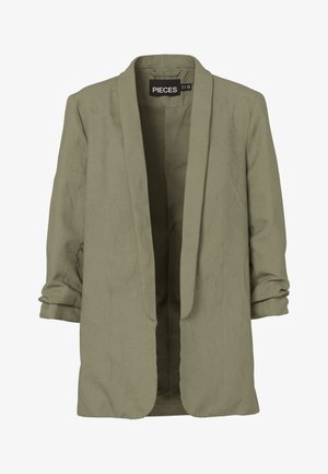 Licht olijfgroene damesblazer met gerimpelde mouwen en open voorkant, met label "PIECES" aan de binnenkant van de kraag.