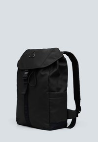 Zaino nero con chiusura a patta, realizzato in materiale resistente. Presenta una tasca frontale e spallacci regolabili, con un design minimalista.