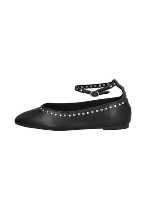 Zapato plano de cuero negro con punta afilada, tira en el tobillo y tachuelas plateadas a lo largo del borde superior. Textura suave y diseño minimalista.