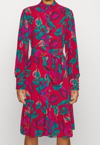 YAS Blusenkleid - red