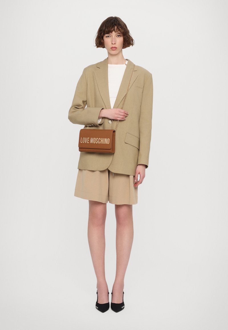 Love Moschino SMART DAILY BAG LAMINATED - Soma ar siksnu pāri ķermenim - cammello
