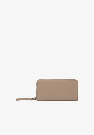 Cartera de cuero beige con cierre de cremallera, textura suave, forma rectangular y nombre de la marca en relieve en la parte frontal. Cuenta con una correa para la muñeca.