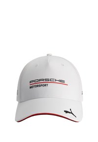 Biała czapka o strukturalnym designie, z napisem "PORSCHE MOTORSPORT" w kolorze czarnym i czerwonym. Zawiera czarne logo Pumy z boku.