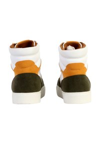 Baskets montantes avec des matériaux blancs, orange et vert foncé, finition texturée et un col rembourré pour le soutien.