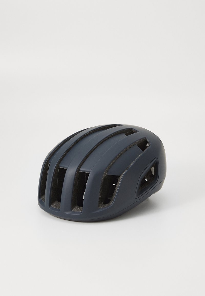 Ciemnoniebieski kask rowerowy z wieloma otworami wentylacyjnymi, opływowym kształtem i teksturowanym wykończeniem. Lekka i aerodynamiczna forma.