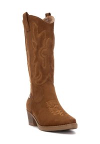 Bota de vaquero de ante marrón con costuras decorativas, punta afilada y tacón apilado; cuenta con una lengüeta en la parte superior para facilitar su uso.
