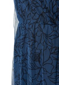 Blaue, blumenmusterte Stoff mit schwarzen Umrissen, der eine strukturierte, durchsichtige Optik und einen gerafften Taillendetail aufweist. Der Rand ist leicht transparent.