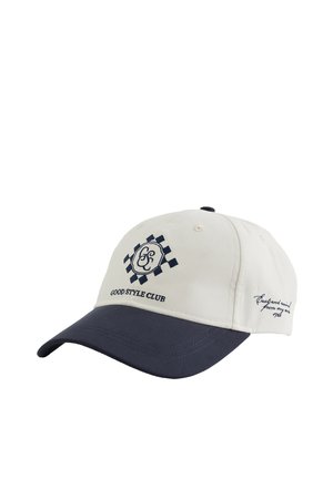 Casquette de baseball blanche avec une visière bleu foncé, comportant le texte "GOOD STYLE CLUB" et un logo blason sur le devant. Petit texte sur le côté.