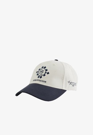 Cappellino da baseball bianco con visiera blu scuro, con testo "GOOD STYLE CLUB" e logo a stemma sul davanti. Piccola scritta sul lato.