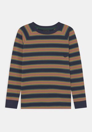 Camiseta de manga larga con cuello redondo con rayas horizontales en azul marino, mostaza y rosa apagado, con un pequeño logo bordado en el pecho.