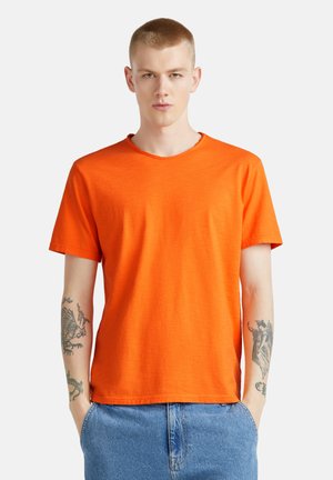 Oranges Baumwoll-T-Shirt mit kurzen Ärmeln, Rundhalsausschnitt und entspannter Passform. Verfügt über eine glatte Textur und subtile Nähdetails.