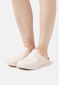 BOSS TITANIUM UNISEX - Mulas - open white