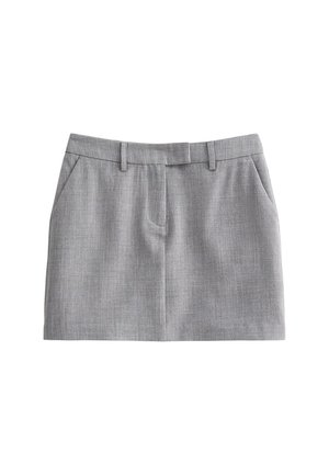 Grijze op maat gemaakte shorts met een subtiele textuur, voorzien van een rechte voorkant, riemlussen en twee zijzakken. Eenvoudig en functioneel ontwerp.