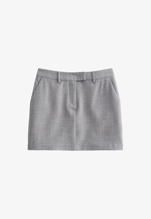 Szare, dopasowane szorty o subtelnej fakturze, z płaskim przodem, pętlami na pasek i dwiema bocznymi kieszeniami. Prosty i funkcjonalny design.