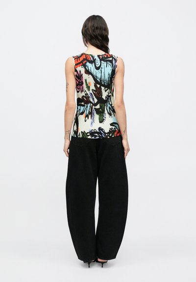 Μπλούζα χωρίς μανίκια με πολύχρωμο λουλουδάτο μοτίβο, σε συνδυασμό με φαρδιά μαύρα τζιν παντελόνια. Το ύφασμα έχει υφή, άνετη γραμμή.